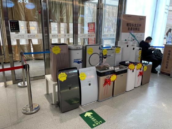 现场直击:北京现强沙尘暴 商家把空净搬到店门口 现场直击:北京现强沙尘暴 商家把空净搬到店门口