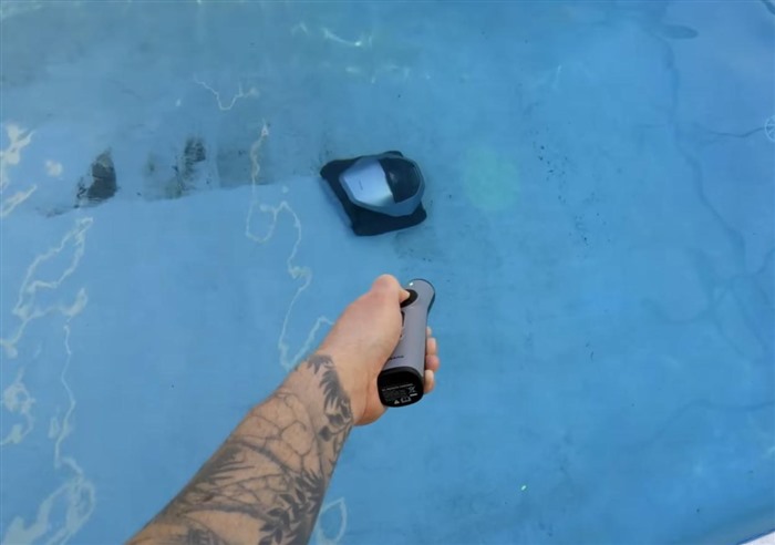 LiFi水下光通讯遥控泳池机器人Z1 Pro引领智能清洁新趋势