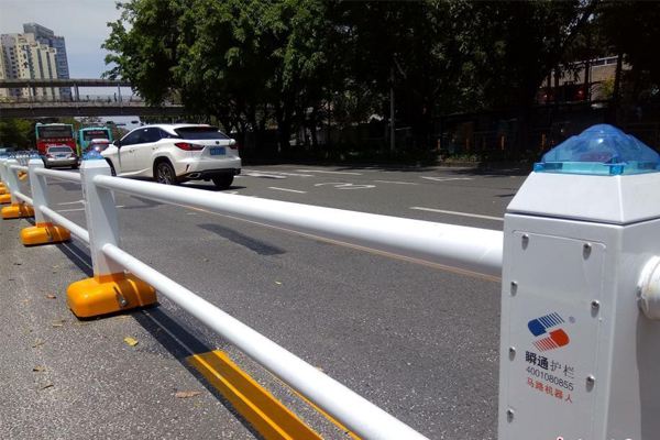 “马路机器人”亮相海口 交警手机遥控轻松分流车辆 “马路机器人”亮相海口 交警手机遥控轻松分流车辆