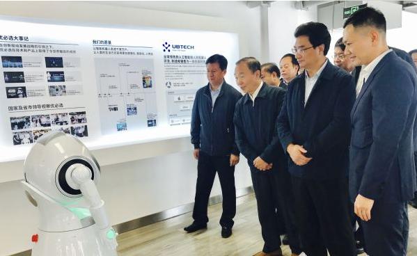 长沙推广“云上”开会巡防 机器人测量体温 长沙推广“云上”开会巡防 机器人测量体温