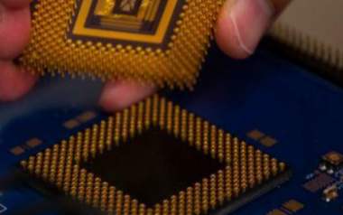 全球首款多阵列忆阻器“存算一体”系统问世 全球首款多阵列忆阻器“存算一体”系统问世