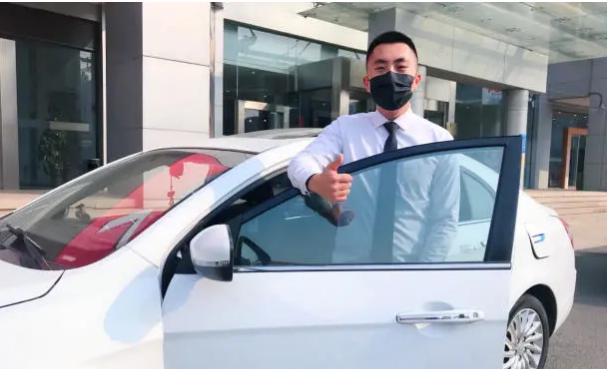 网约车司机路边灭火 知其另一身份后路人纷纷点赞