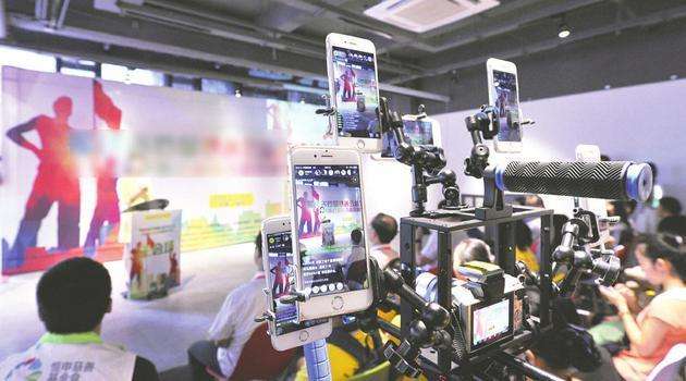 直播带货有了行业规范 向“人气造假”“虚假交易”等乱象说“不” 直播带货有了行业规范 向“人气造假”“虚假交易”等乱象说“不”