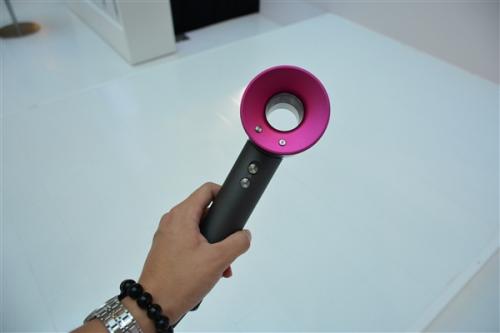 2600元买的戴森吹风机吹出塑料味 回应称部分新机有味 2600元买的戴森吹风机吹出塑料味 回应称部分新机有味