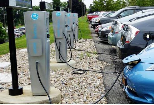 增加充电桩等设施 加快建设动力电池回收利用体系