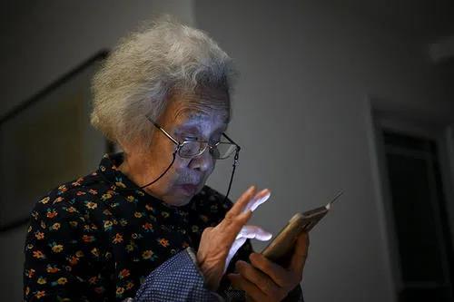 我国多措并举弥合老年人“数字鸿沟” 我国多措并举弥合老年人“数字鸿沟”