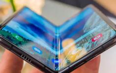 折叠屏手机热度拉动产业链需求 今年折叠屏出货量预计同比增八成 折叠屏手机热度拉动产业链需求 今年折叠屏出货量预计同比增八成