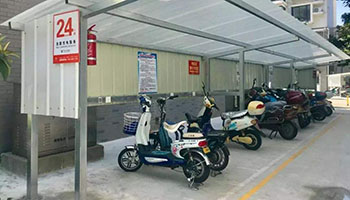 电池入室、甩飞线!电动自行车充电难 公共充电桩受冷落 电池入室、甩飞线!电动自行车充电难 公共充电桩受冷落