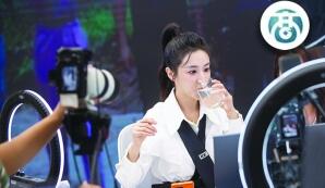 薇娅的店铺会在淘宝恢复上线，未来仍旧以直播的形式展开工作