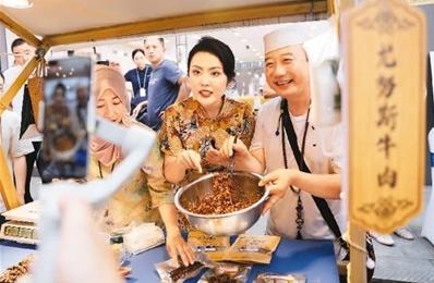 跟着美食博主去“探店” 跟着美食博主去“探店”