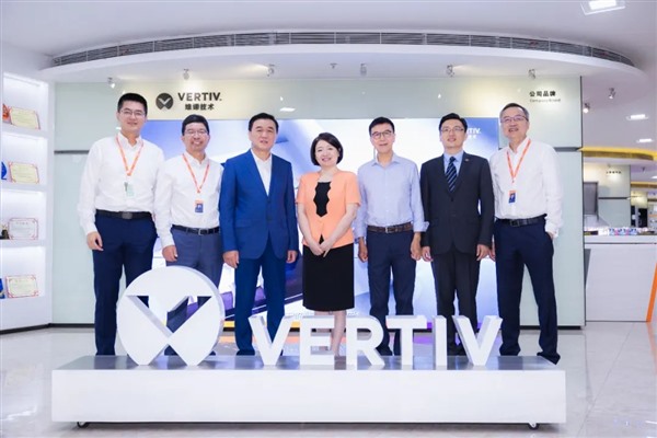 《哈佛商业评论》及“年度卓越管理奖”专家评委走进维谛技术(Vertiv) 《哈佛商业评论》及“年度卓越管理奖”专家评委走进维谛技术(Vertiv)