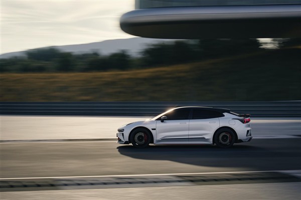 莱科宁模式加持 纯电猎装超跑极氪001 FR上市售价76.9万元起