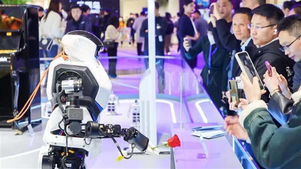 家电服务机器人进入家庭 AI试图正在改变这些家电