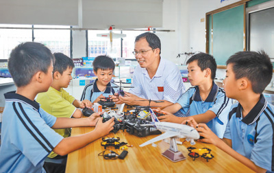 乡村少年放飞“航空梦” 智能的无人机探索未知的世界 乡村少年放飞“航空梦” 智能的无人机探索未知的世界