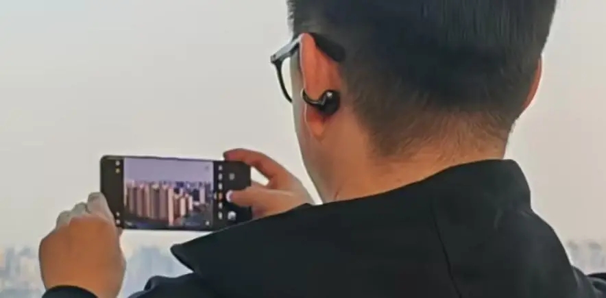 荣耀耳夹式耳机官网开启预约：C形桥设计、纯黑配色