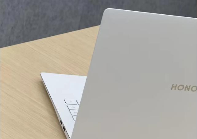 荣耀笔记本新品纯白配色曝光:性能和续航兼顾 荣耀笔记本新品纯白配色曝光:性能和续航兼顾