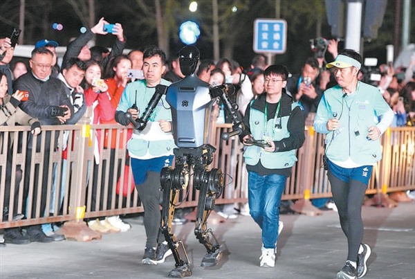 机器人跑半马 爬坡过坎拐14个弯