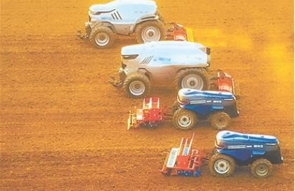 手持平板电脑远程操控着农业机器人 科技拓展想象 手持平板电脑远程操控着农业机器人 科技拓展想象