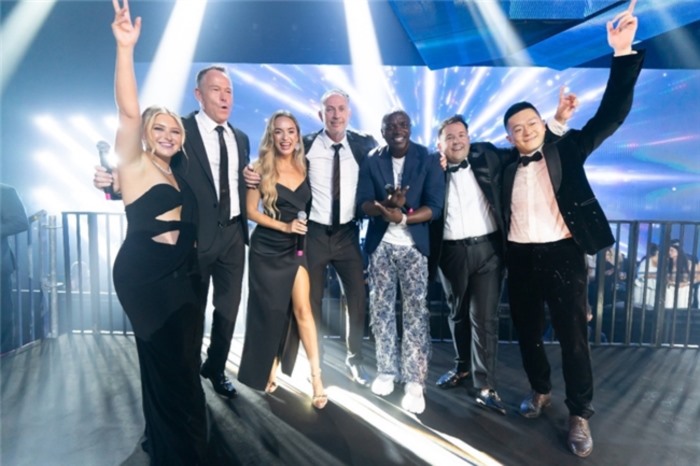 巨星齐聚力昂盛典，共同揭幕全球首个AI绿色社区