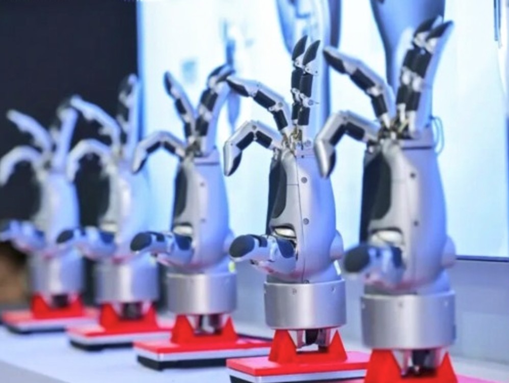 从“云端对话”到“端侧执行”机器人手机折射中国AI智能体加速应用