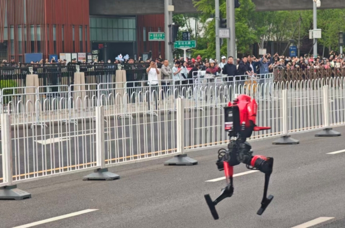 加速奔向真实世界：人形机器人半马再出发