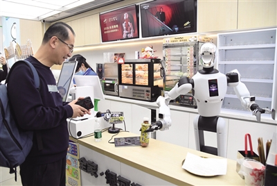 机器人“投身”家庭保洁 具身智能迈向家庭“终极考场”