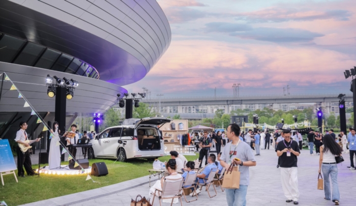 传祺首届用户大会暨MPV之夜发布“祺享计划”M8、E8焕新上市
